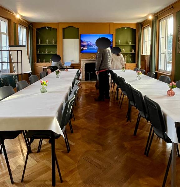 Une réunion réunissant une trentaine de personnes dans notre Salle Céleste
