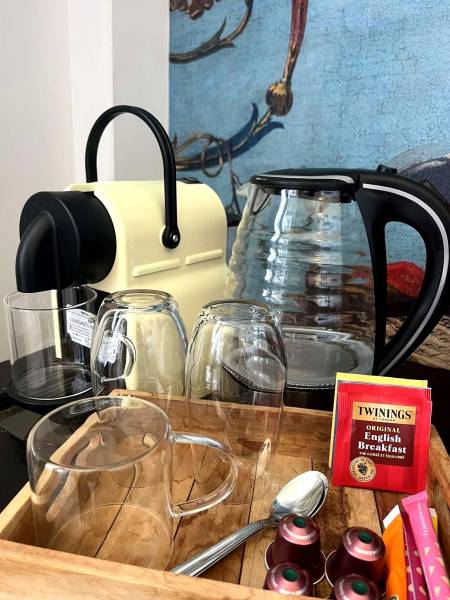 Machine Nespresso et bouilloire, avec boissons chaudes à disposition